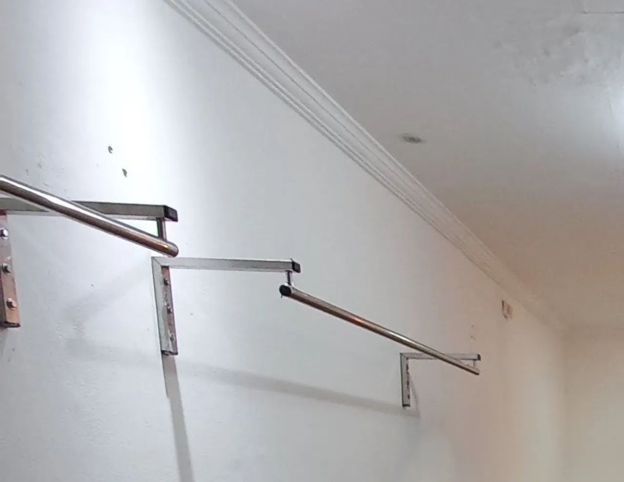 Prateleiras em aço inox e vidro para loja a partir de r$ 1.500,00a