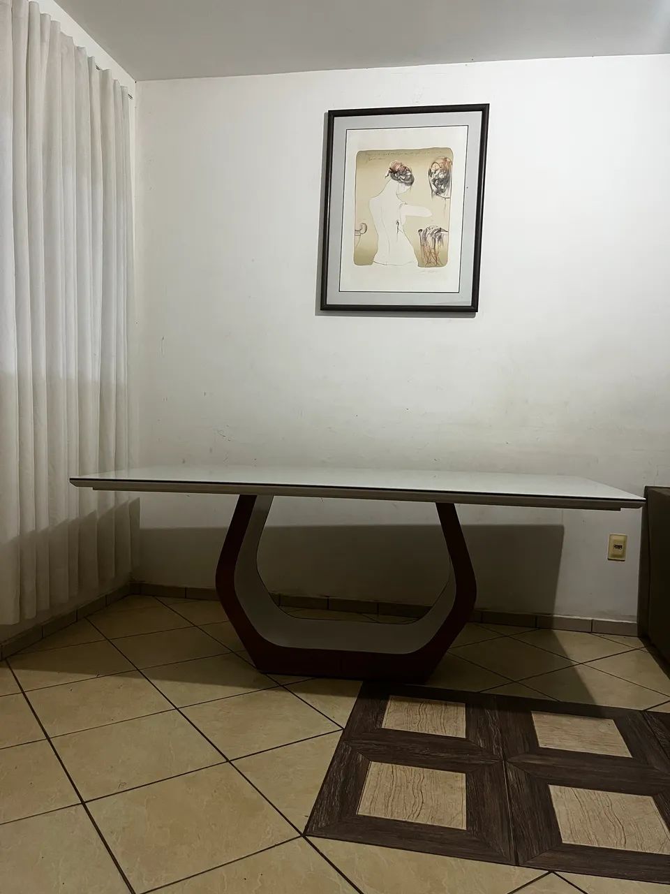 Mesa de jantar 8 lugares com tampo de vidro e base de madeira