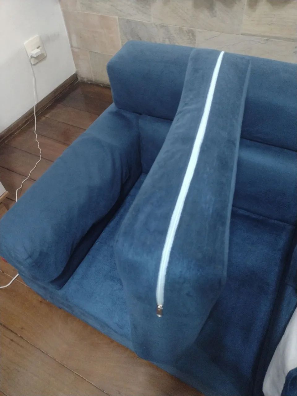 Jogo de sofá para sala de estar. Um de 3 lugares e 2 avulsos de 1 lugar. Azul marinho.  - Foto 4