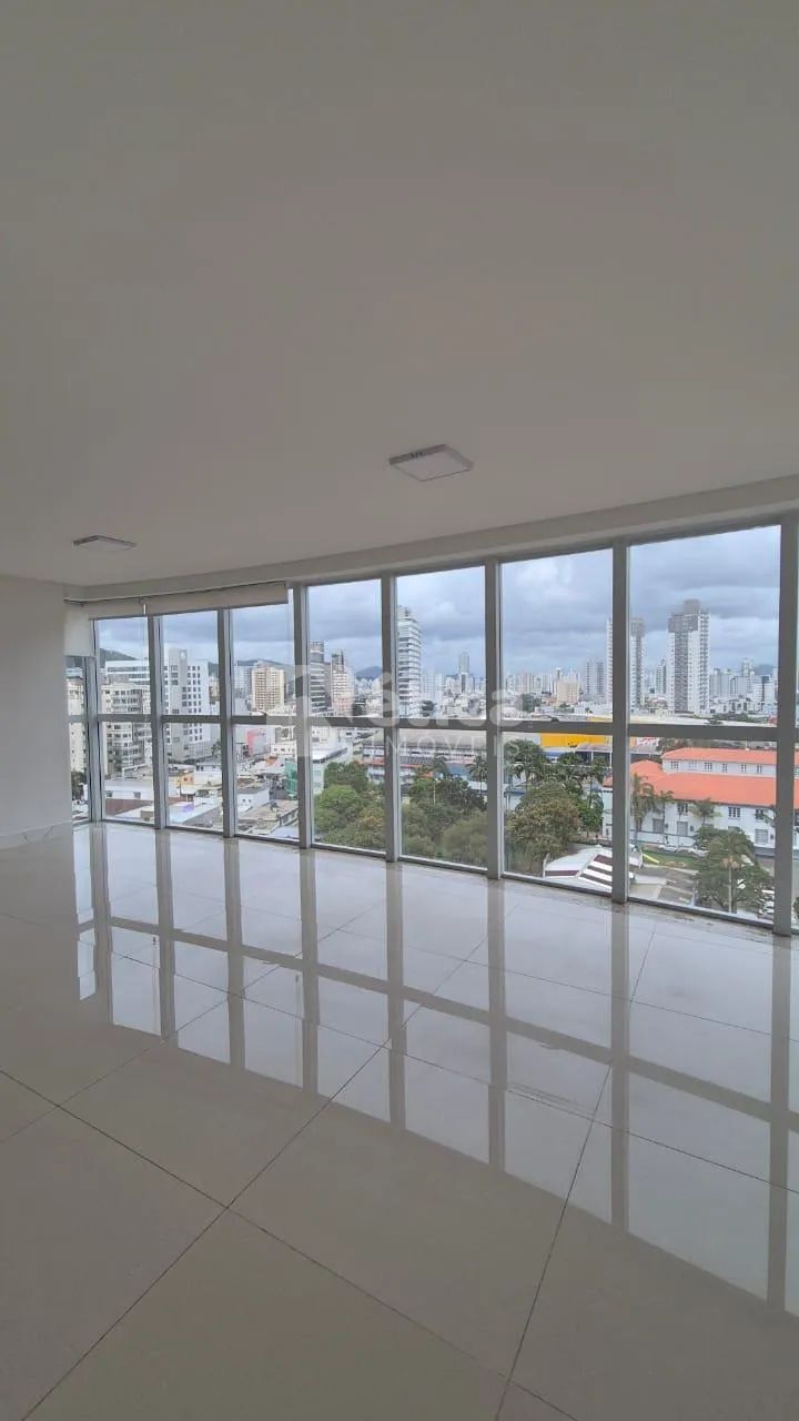 Sala Comercial 42m² no Lion Center Itajaí com Vaga coberta. - Foto 3