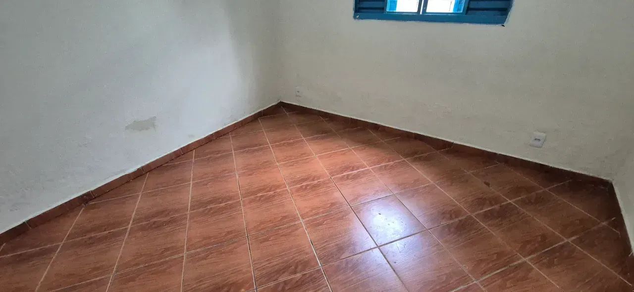 Alugo casa com 3 cômodos e vaga para 1 moto - Foto 3