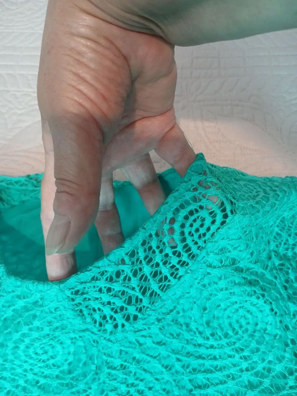 Vestido midi em renda verde com forro. - Foto 2