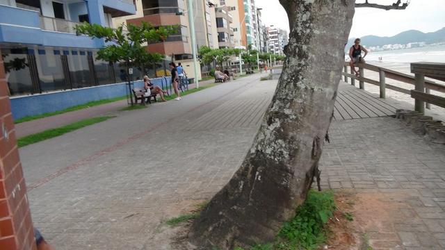 Apto Meia Praia, pé na areia, vista do mar, 3 quartos com ar, 2 vagas. Acomoda 10 pessoas - Foto 17