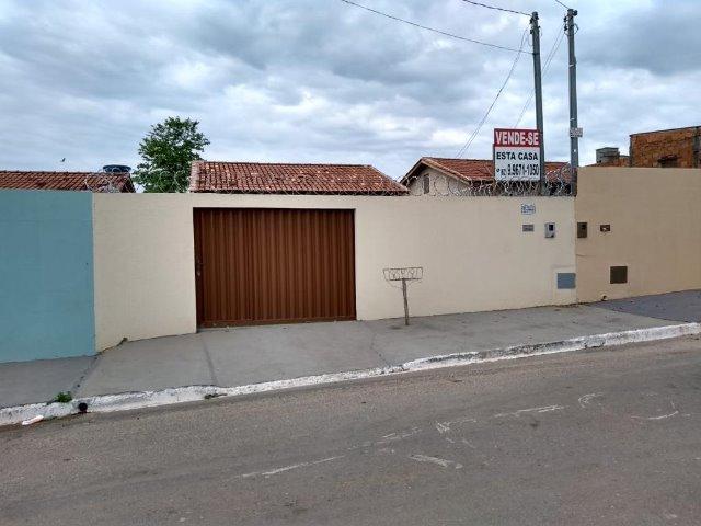 Casa reformada - com 2 quartos no cond. das esmeraldas