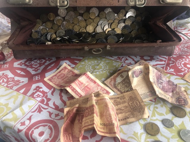 Maleta com várias moedas antigas 