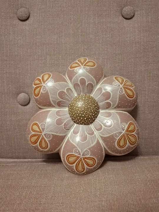 Adorno de parede em formato de flor do Vale do Jequitinhonha (MG)