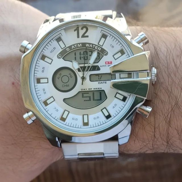 Relógio Prateado Fundo Branco Kat Wach