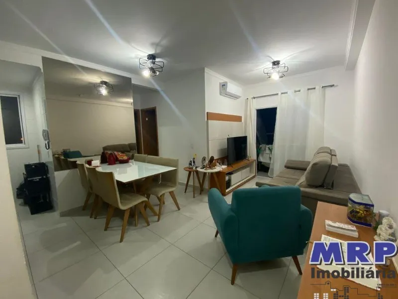 Apartamento á venda no Centro de Ubatuba. 02 dormitórios. Com varanda gourmet.