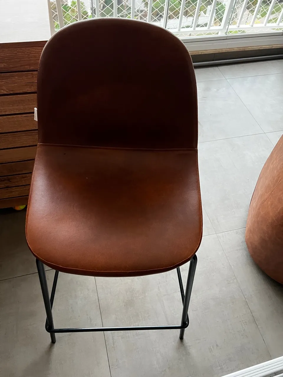 2 Banquetas de Couro Marrom Elegante - Tok Stok