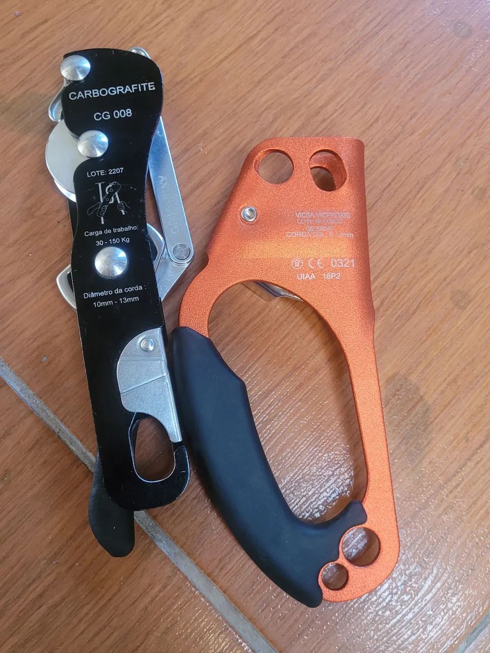 Freio de queda CARBOGRAFITE CG 008 . E 1 braçadeira de corda de escalada direita 
