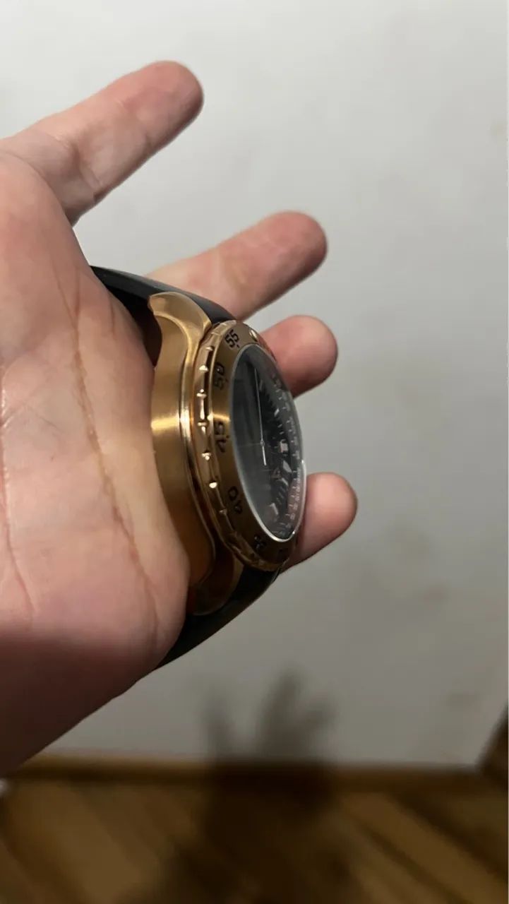 Relógio de pulso dourado com pulseira preta NAUTICA