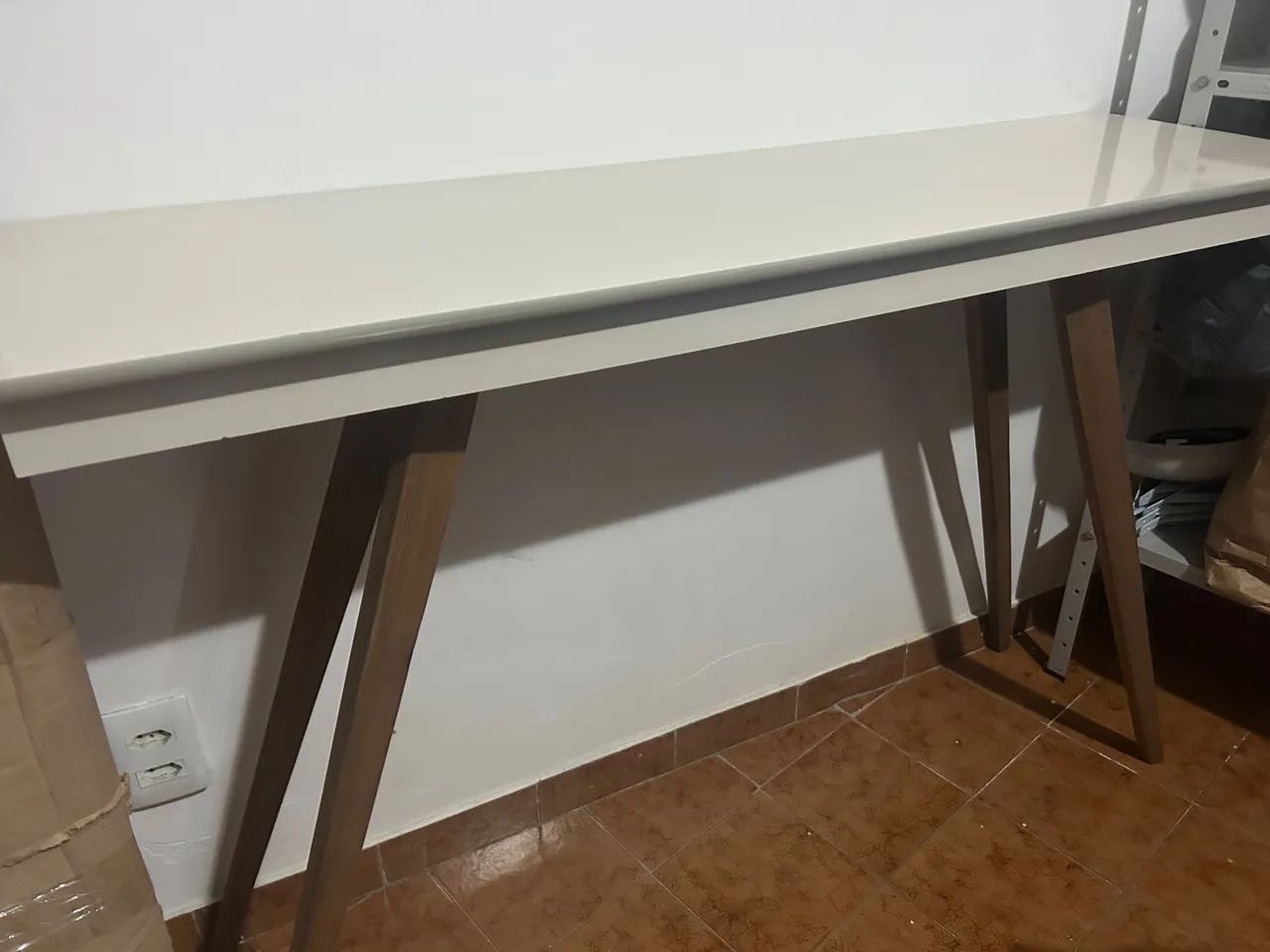 Mesa(aparador) de centro branca com pés de madeira