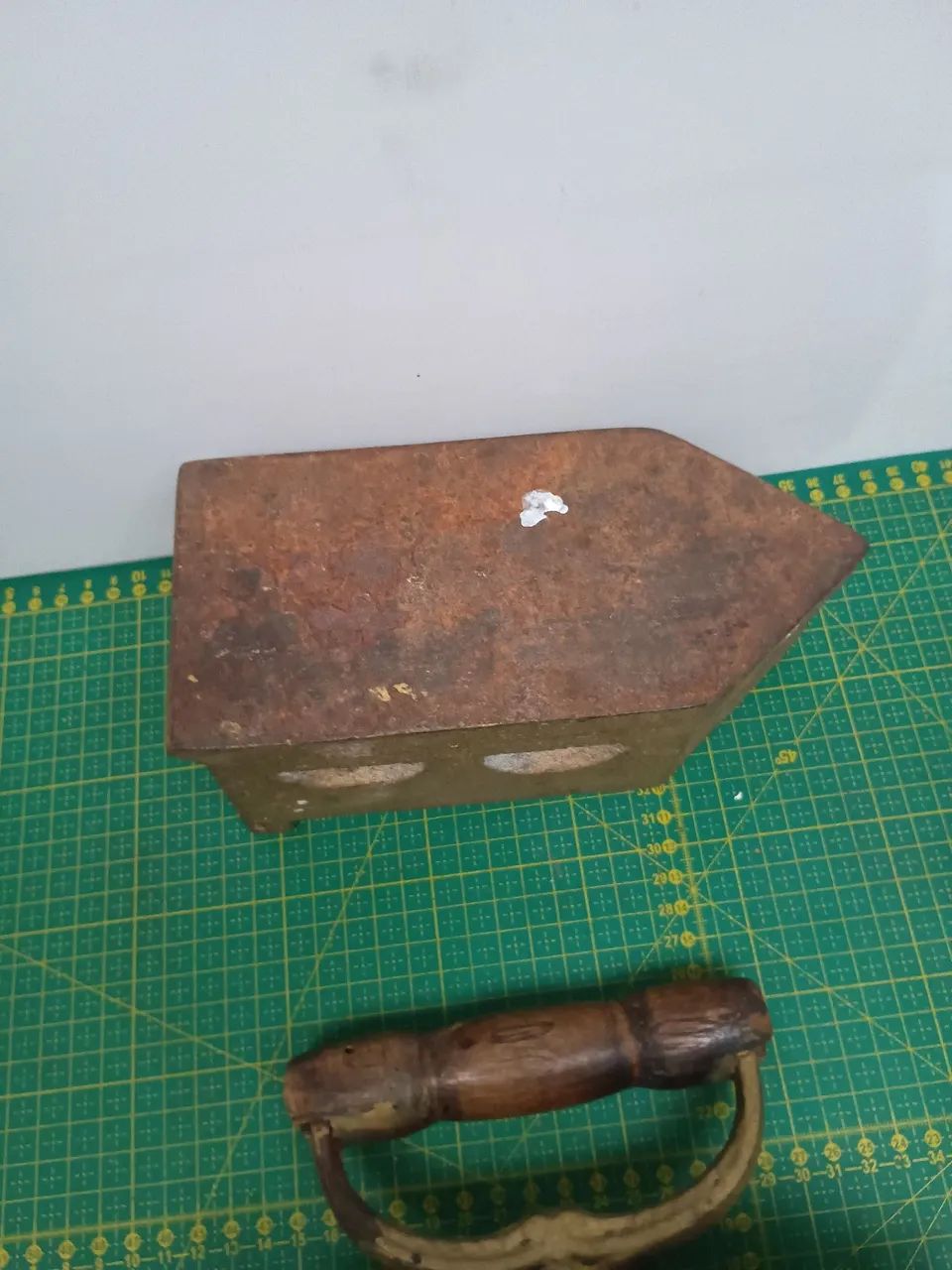 Antigo ferro a brasas, de passar roupas. altura 20x20x9,5 cm - Foto 4