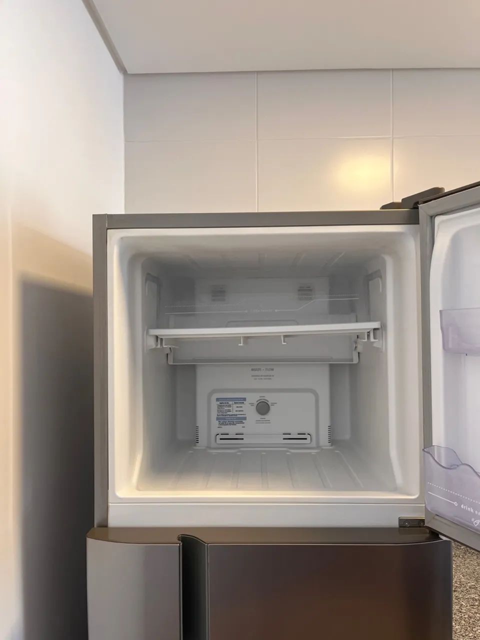 Geladeira Electrolux Cinza COM DEFEITO - Foto 2