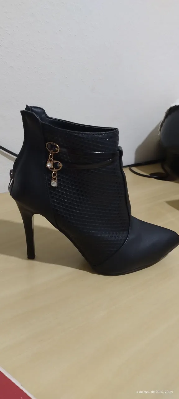Bota Feminina de Salto Alto Preta