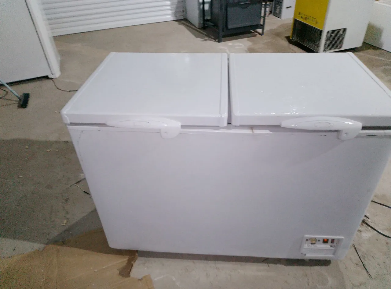 Freezer Horizontal Duas Tampas da fricon de 439 litros gelando bem motor original