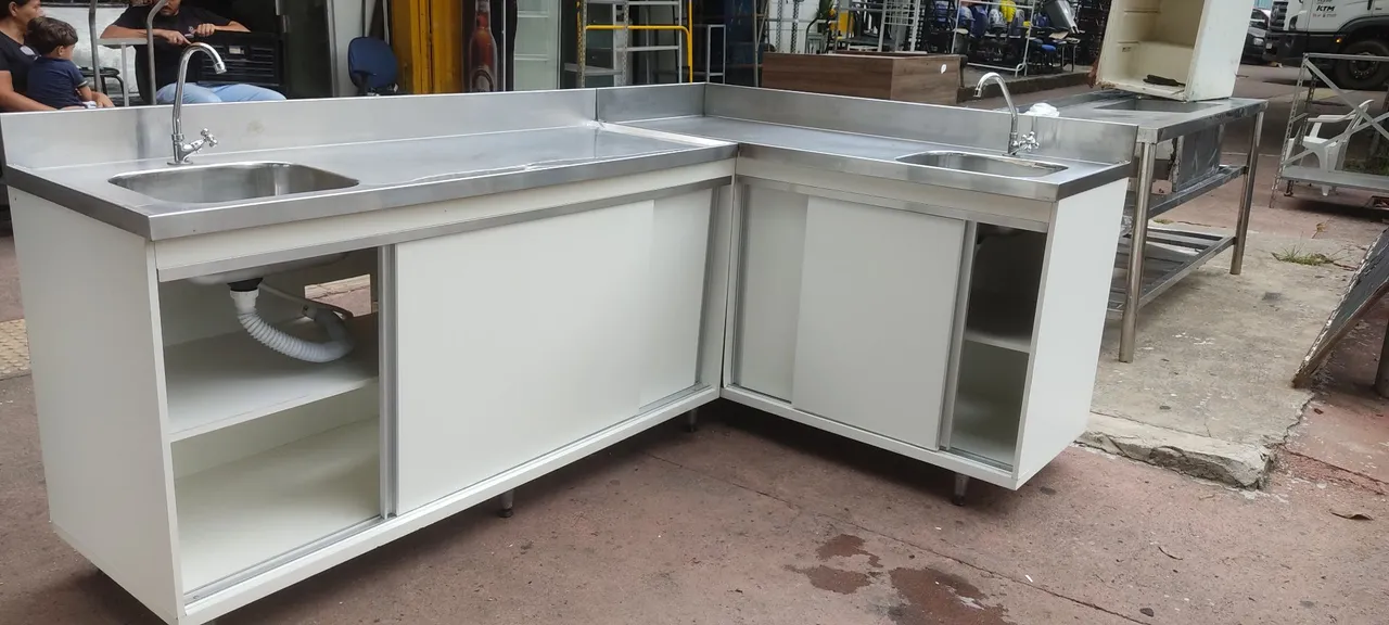 Balcão de Cozinha em Aço Inox com Pia e Gabinetes