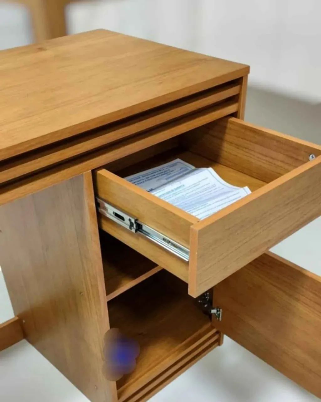 Mesa de escritório com gaveta e prateleira. Ideal para quem busca praticidade e elegância  - Foto 4