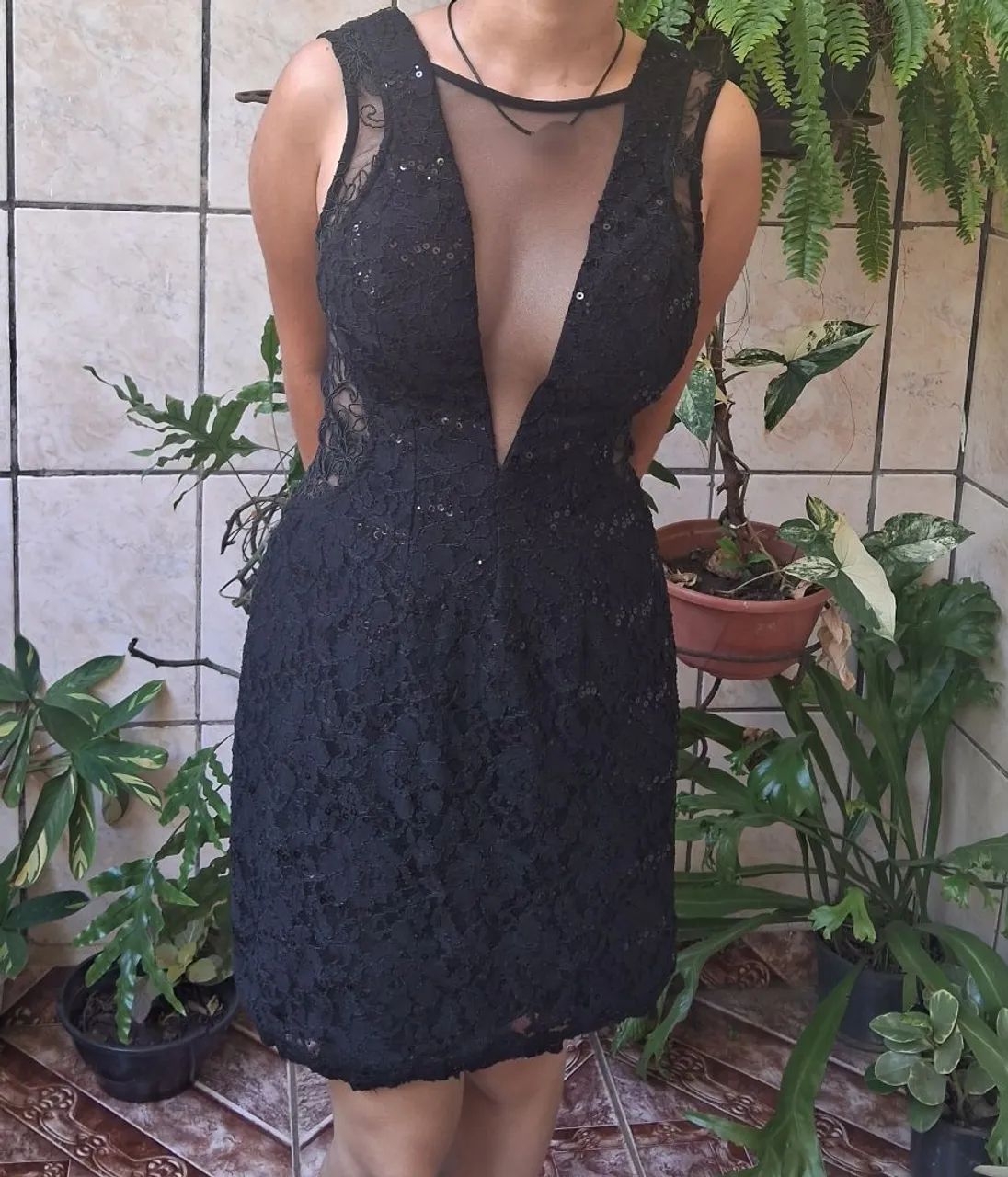 Vestido de Renda com decote e tule