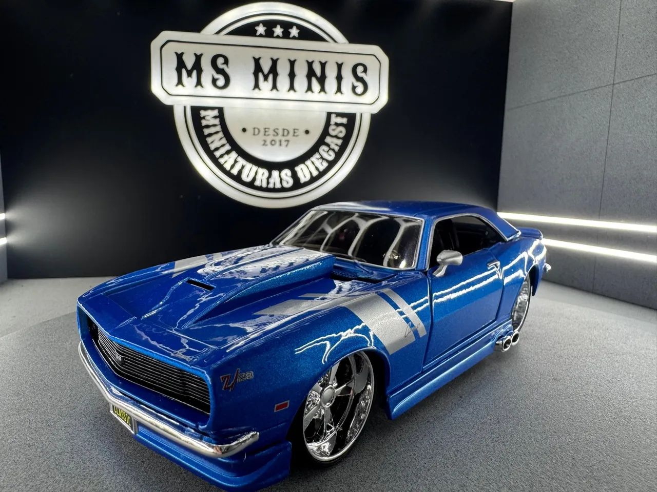 Miniatura Carro Clássico Camaro Z/28 escala 1/24 maisto - Foto 2