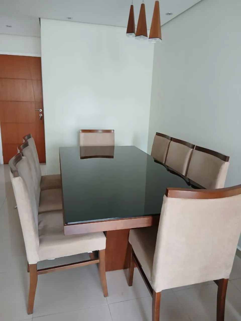 Mesa de Jantar em Madeira Maciça com 8 Cadeiras - Tampo de Vidro Preto - Foto 2