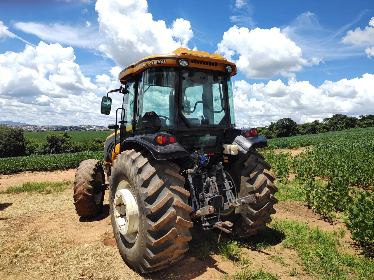 Trator Agrícola com Cabine - Excelente Estado