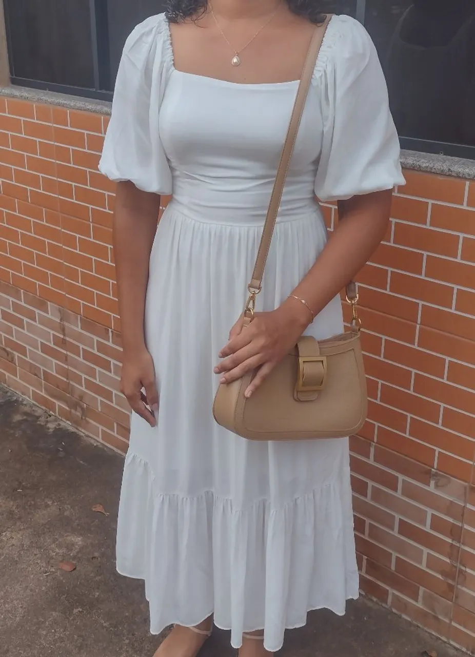 Vestido branco elegante com mangas bufantes e jóias Rommanel 18k