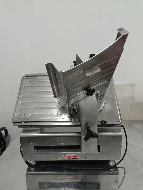 Máquina de Cortar Frios Bermar automática