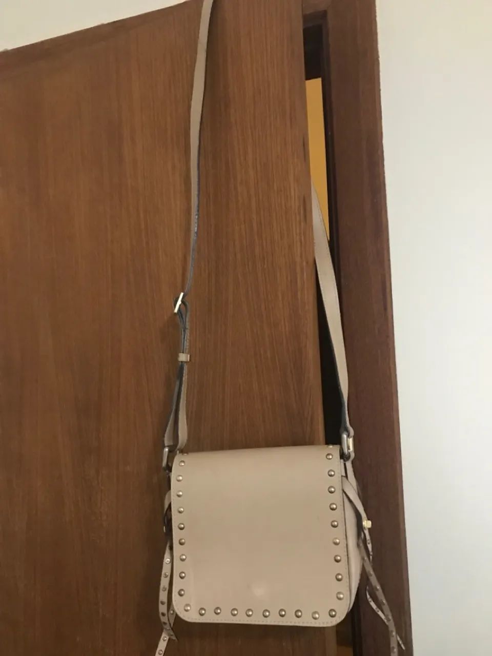 Bolsa de ombro bege com tachas - Foto 5