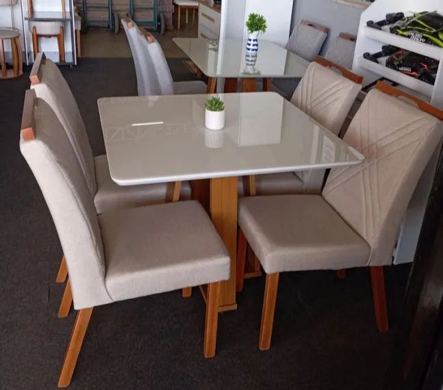 Mesa de Jantar 4  lugares com tampo de vidro 90x90