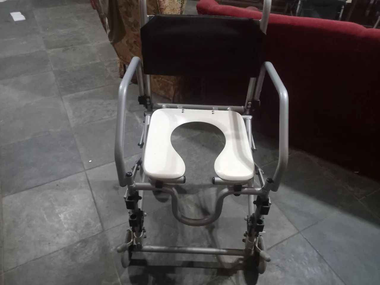 Cadeira de rodas higiênica quase nova - Foto 3