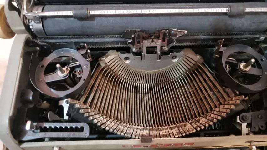 MAQUINA DE ESCREVER ANTIGA - Foto 3