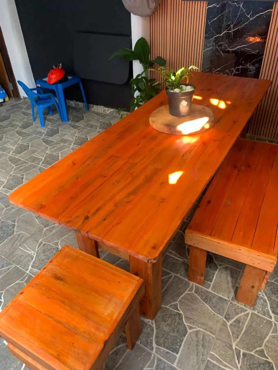 Conjunto de mesa e cadeiras de madeira PREÇO DE DESAPEGO  - Foto 4
