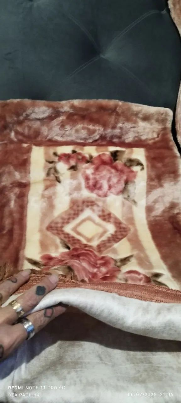 2 Capas de Travesseiro Cobertor de Veludo com Detalhes Florais - Foto 3
