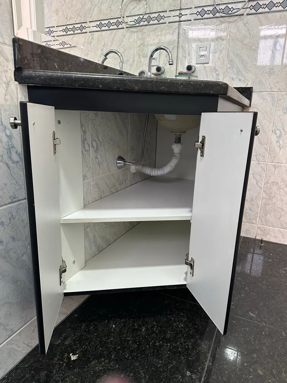 Bancada de granito com pia embutida, gabinete e vaso sanitário  - Foto 6