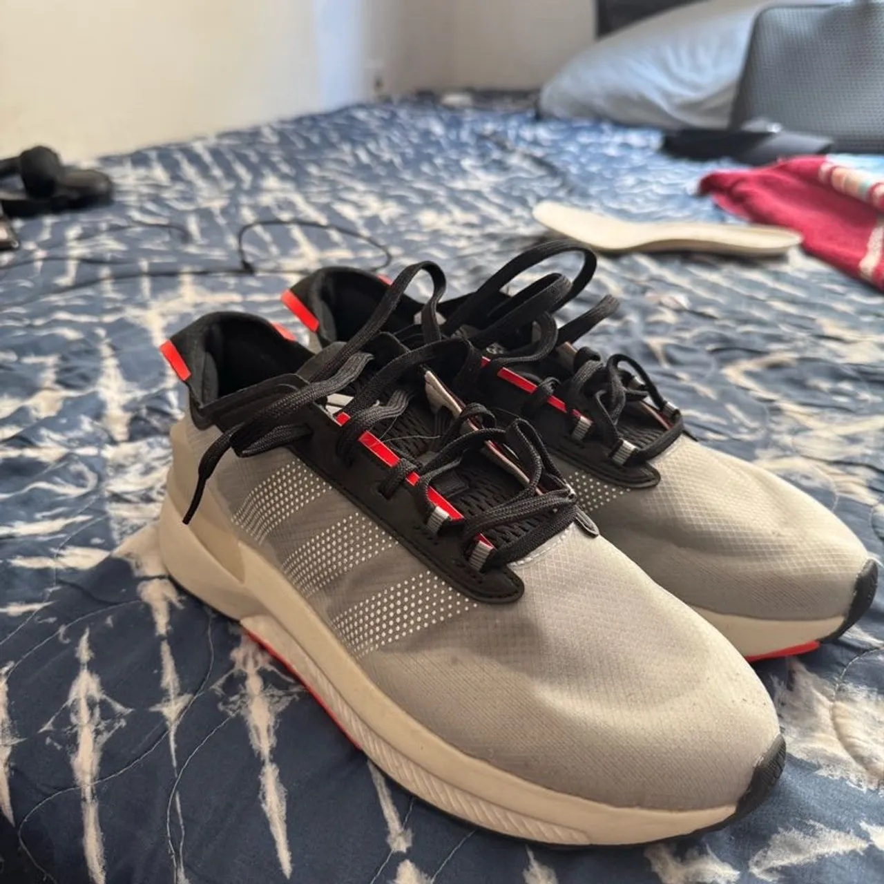 Tênis Adidas - Cinza com detalhes em vermelho