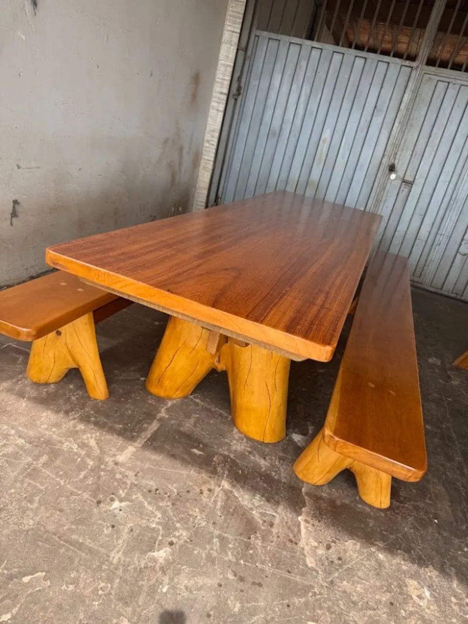Mesa Rustica de 3mts com pés de forquila e dois bancos - Foto 3