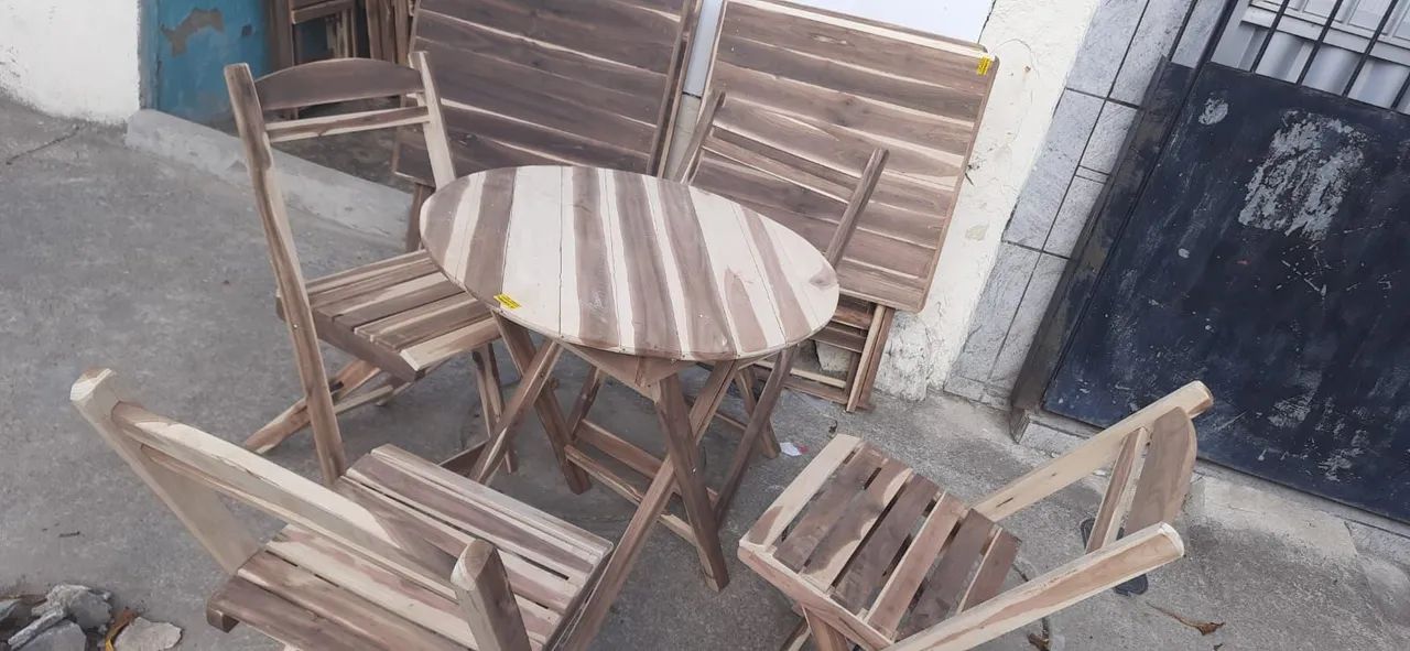 Conjunto de mesa e cadeiras de madeira dobrável