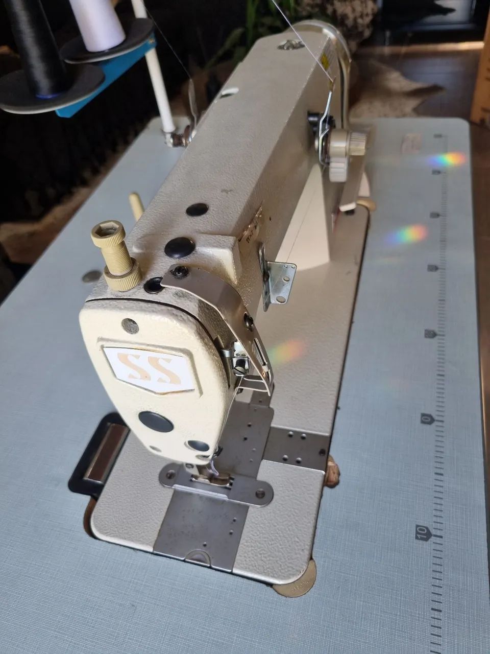 Máquina Reta industrial ponto cadeia Sun Special SS-8100G completa, ótimo estado - Foto 4