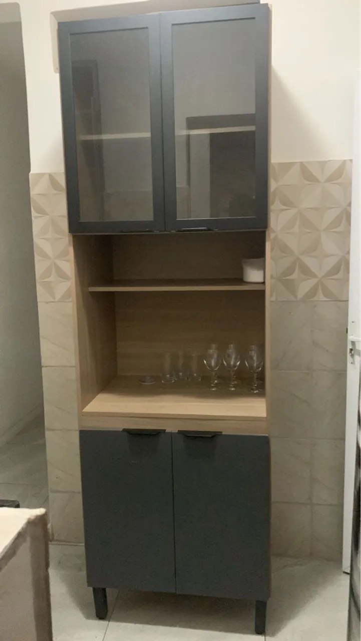 Armário de cozinha com portas de vidro