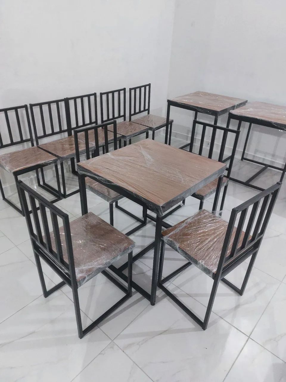 Conjunto de mesa com 4 cadeiras em metal e madeira - Foto 4