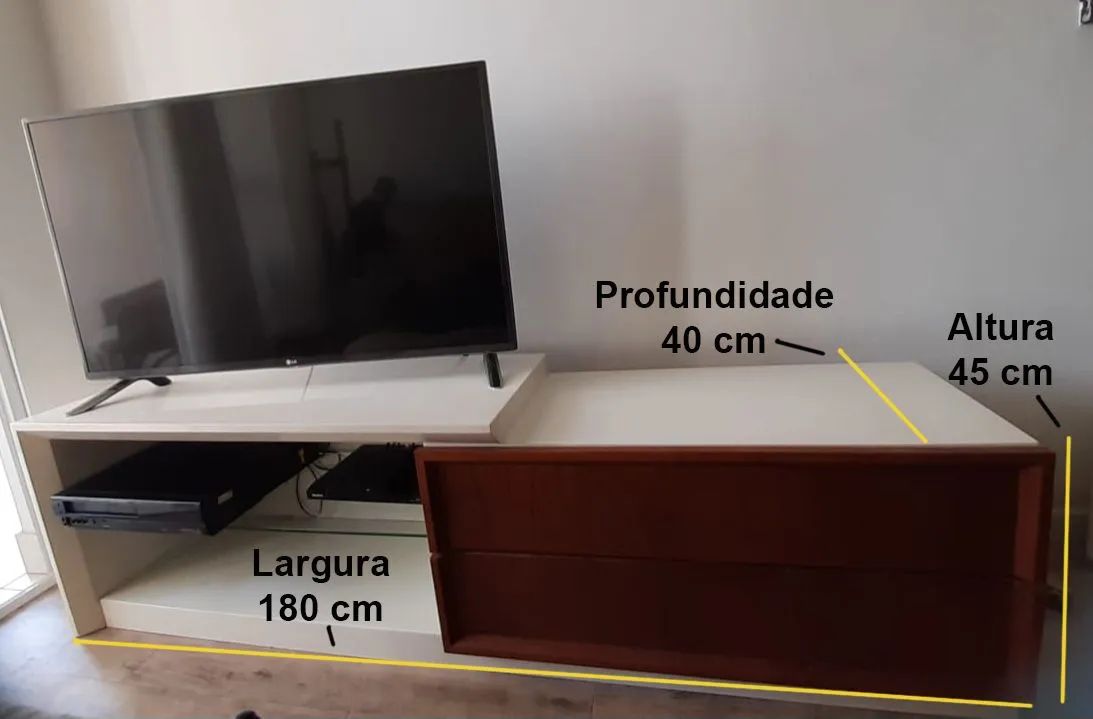 Rack para TV em laca, moderno e espaçoso
