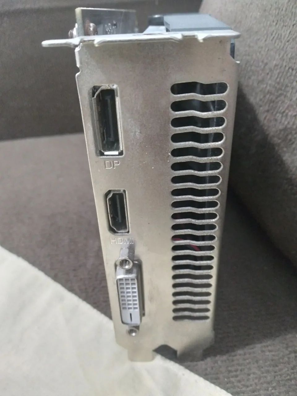 Placa de vídeo RX550 4GB  PCI E semi nova toda ok funcionando perfeitamente  - Foto 5