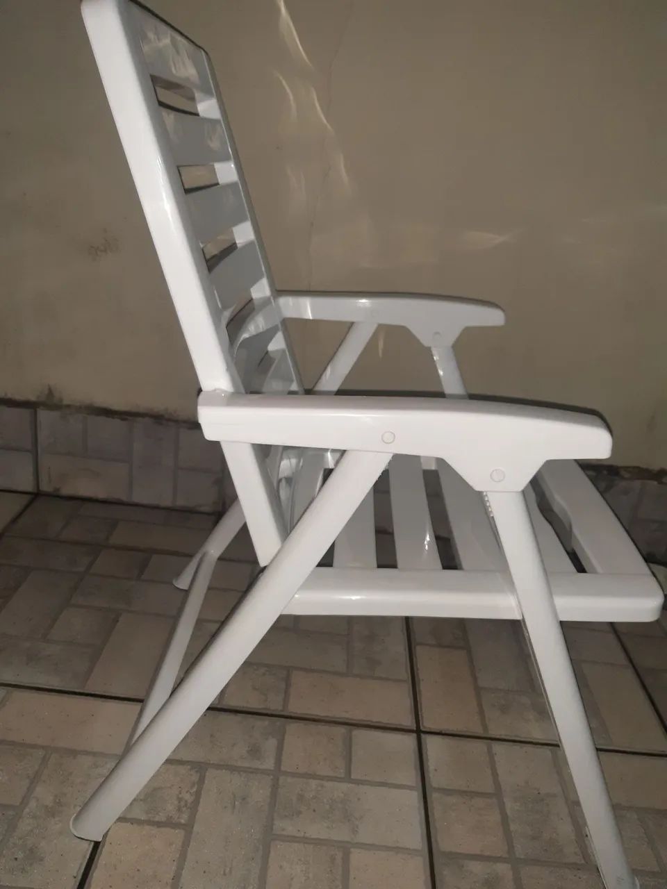 1x cadeira de plástico branco dobrável  - Foto 4
