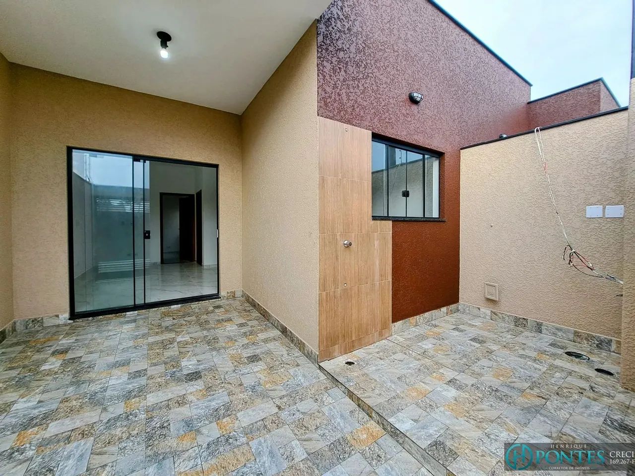 Casa Térrea Mobiliada com 2 Dormitórios para Aluguel e Venda no São José, Lado Linha  Peru