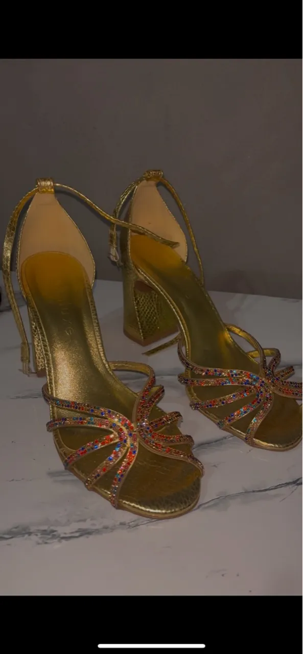 Sandália Dourada com Strass Multicolorido
