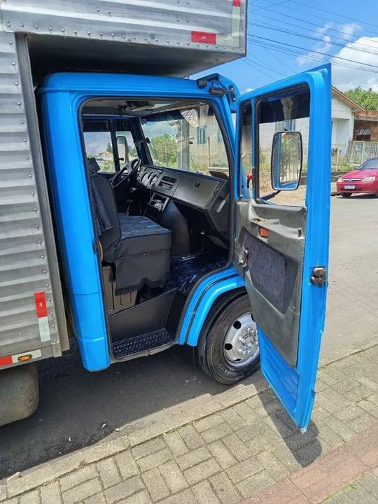 Mercedes bens 710 ano 2000 no bau filé calçada de pneus... - Foto 6