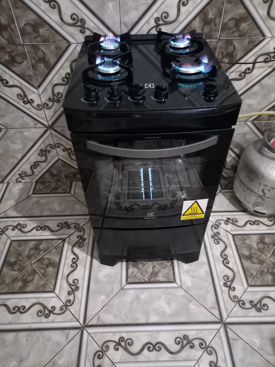 VENDO FOGÃO FUNCIONANDO TUDO BEM INCLUSIVE O FORNO 