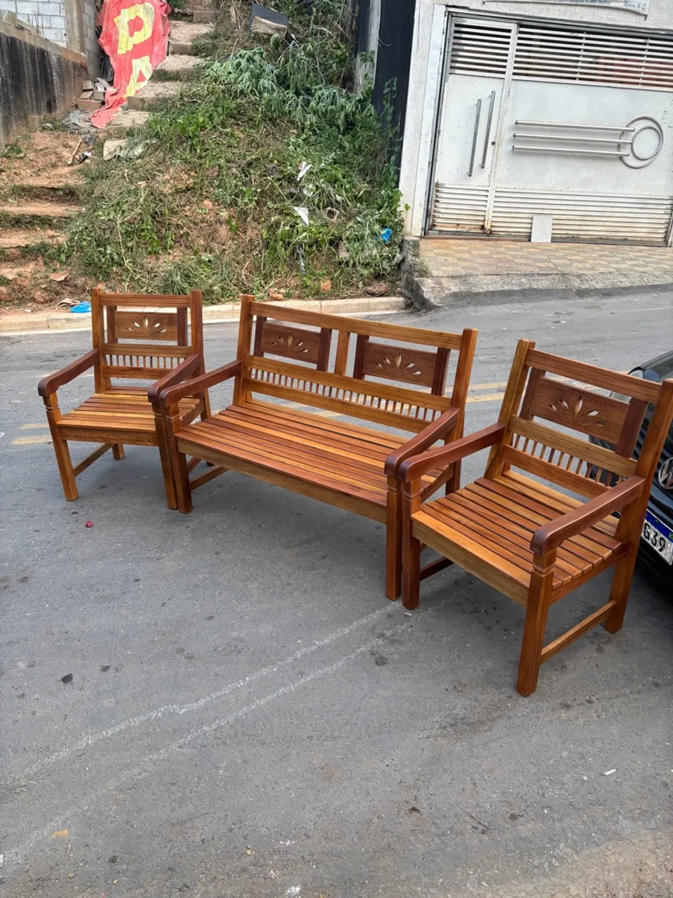 Conjunto de cadeiras e banco em madeira maciça