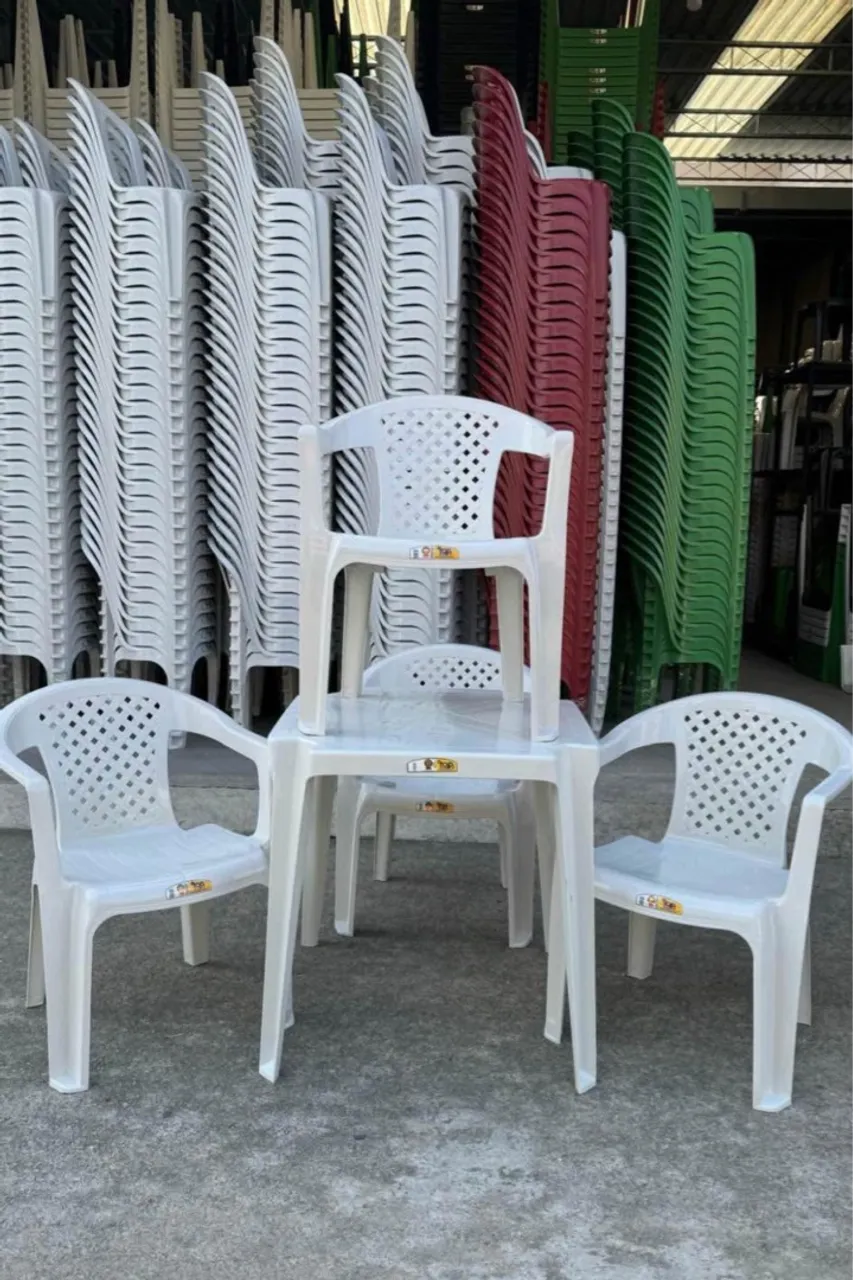 Conjunto de Mesa e Cadeiras de Plástico